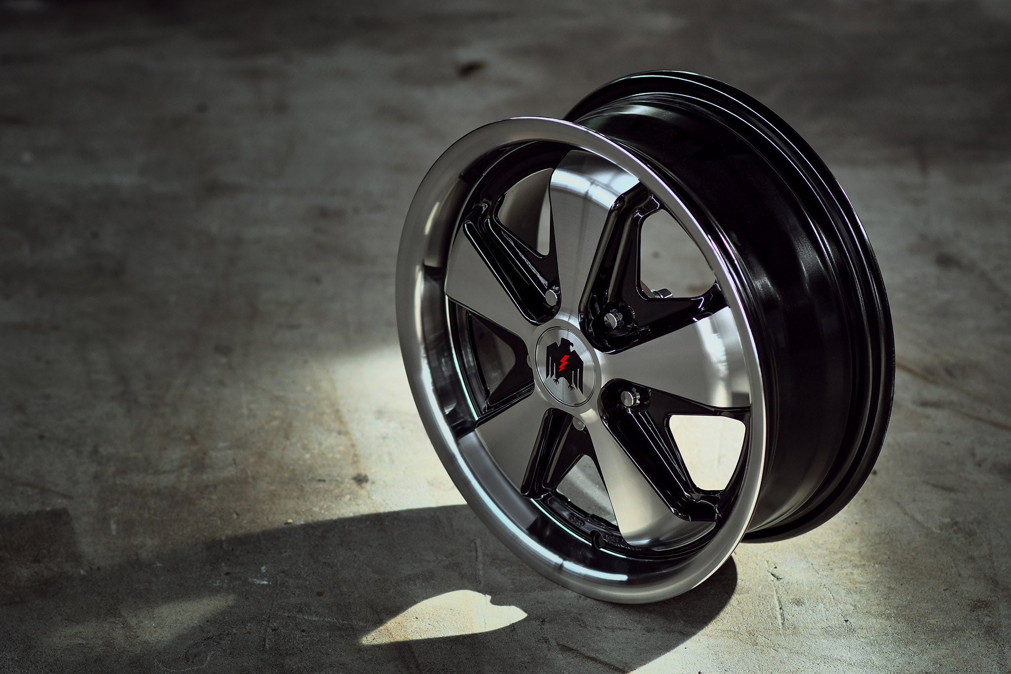 911 | Gloss Black/Machined Face & Lip
